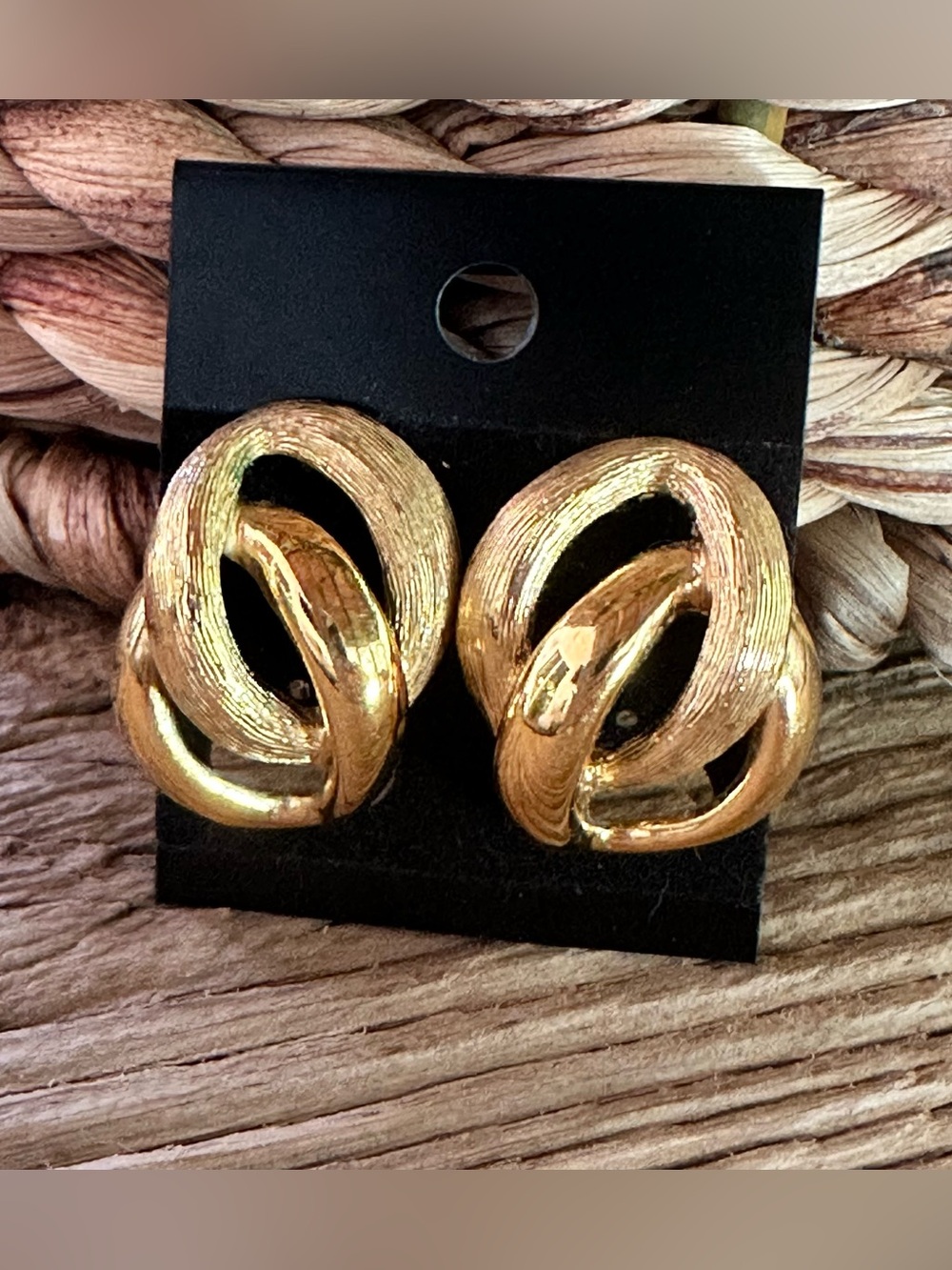 VTG NAPIER Gold Tone Double Loop Infinity Earrings Textured Screwback Statement